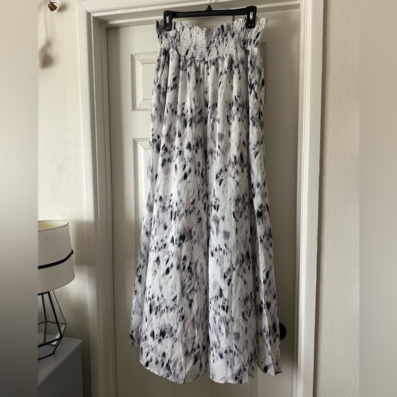 Flowy Wide Legged Pants - Picture 6 of 7